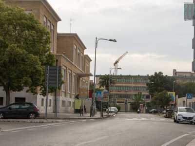Noi decidiamo di proseguire il nostro viaggio attraverso viale Ennio, che affianca a sinistra il muro perimetrale del Policlinico...